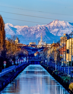 静谧小城市建筑景观摄影图片